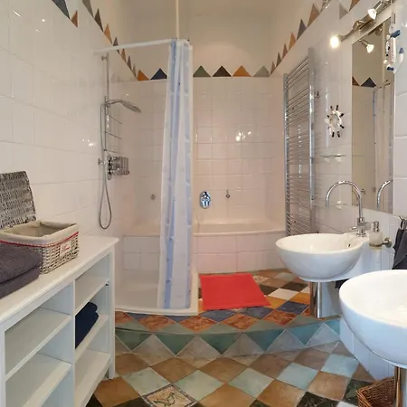 Sunny And Spacious Near Centre Apartment