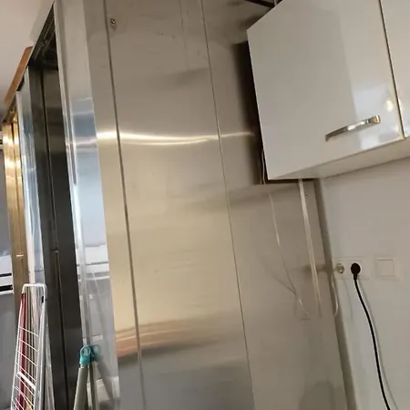 Simple Apt - 8 Bed Is Having No Kitchen Apartment *