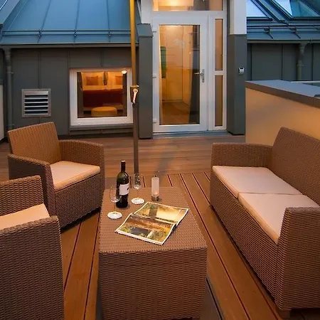 Fortyplusone - Newly Renovated! Hotel Viena