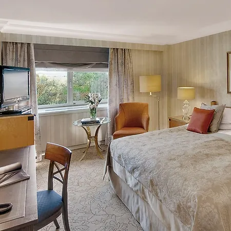 Hilton Waterfront 4*