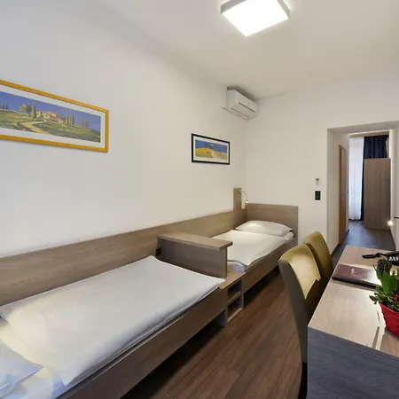 Lucia Hotel