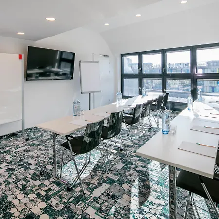 Hotel Arcotel Donauzentrum 4*