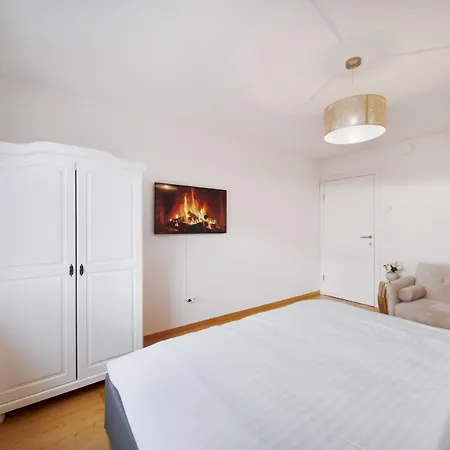 Smile Mit Terrasse, Garten, Klimaanlage Und Parkplatz Im Beliebten Dobling In Villa