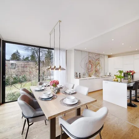 Smile Mit Terrasse, Garten, Klimaanlage Und Parkplatz Im Beliebten Dobling In Villa *