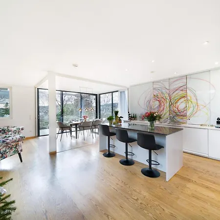 Smile Mit Terrasse, Garten, Klimaanlage Und Parkplatz Im Beliebten Dobling In Villa *