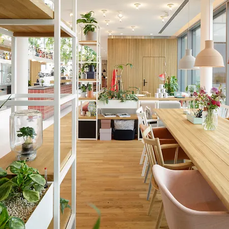 Aparthotel Zoku 4*