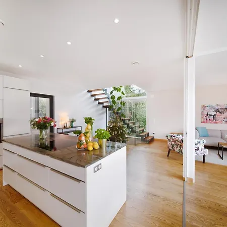 Smile Mit Terrasse, Garten, Klimaanlage Und Parkplatz Im Beliebten Dobling In Villa *