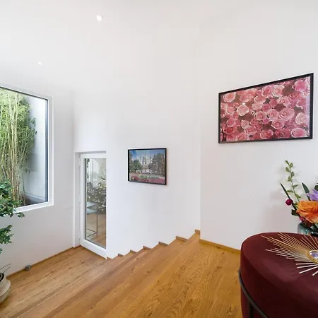 Smile Mit Terrasse, Garten, Klimaanlage Und Parkplatz Im Beliebten Dobling In Villa
