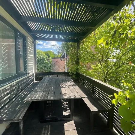 Smile Mit Terrasse, Garten, Klimaanlage Und Parkplatz Im Beliebten Dobling In Wien