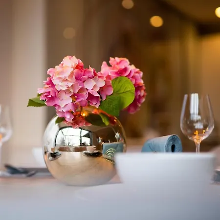 Smile Mit Terrasse, Garten, Klimaanlage Und Parkplatz Im Beliebten Dobling In Villa Wien