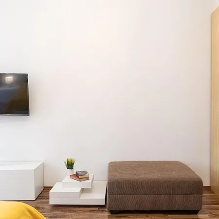 Peaceful 1br Apt. Near Metro Station Langenfeldg.