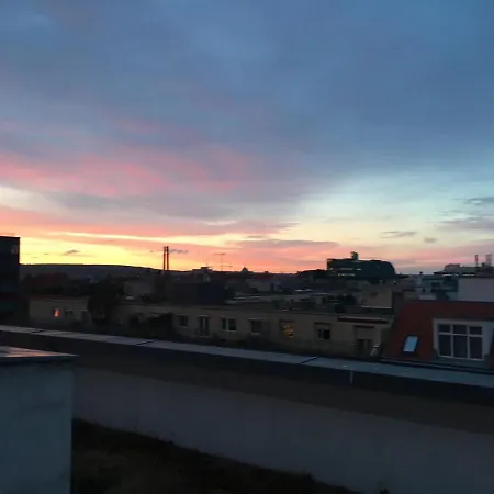 Apartment Dachgeschosswohnung Mit Kostenlosem Parkplatz ! Wien