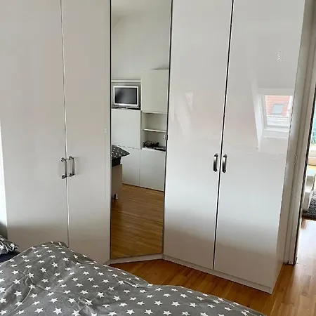 Dachgeschosswohnung Mit Kostenlosem Parkplatz Und Internet! Апартаменты