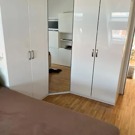 Dachgeschosswohnung Mit Kostenlosem Parkplatz Und Internet! * Вена