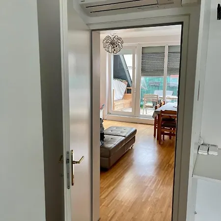 Dachgeschosswohnung Mit Kostenlosem Parkplatz Und Internet! Апартаменты