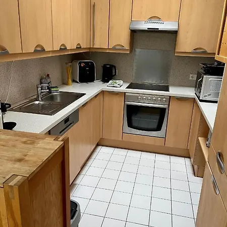 Dachgeschosswohnung Mit Kostenlosem Parkplatz Und Internet! *