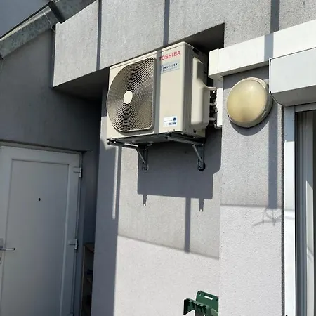 Apartment Dachgeschosswohnung Mit Kostenlosem Parkplatz ! *