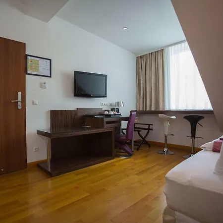 Western Arcadia Hotel