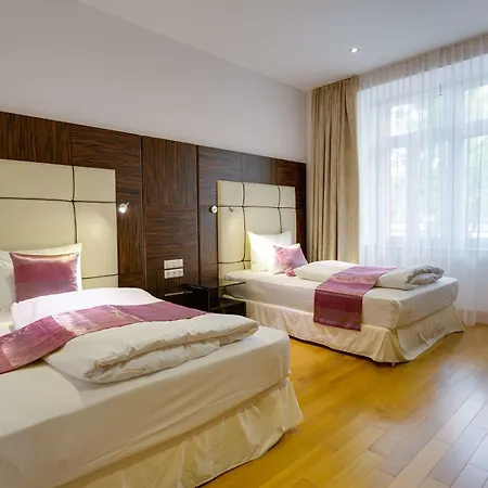 Western Arcadia 4* Vienne