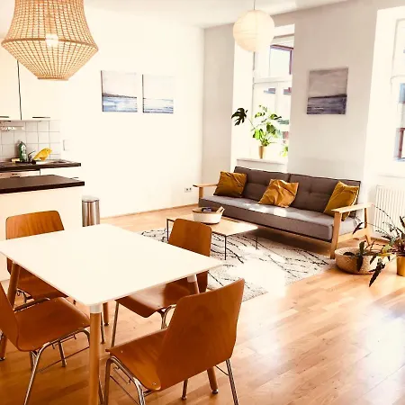 Helle 4 Zimmer Familien-wohnung Mit Balkon! Schloss Schonbrunn In Gehdistanz Apartment Vienna