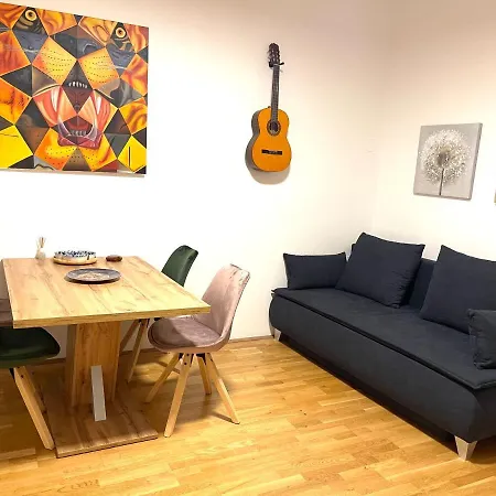 Klimatisiertes, Ruhiges Dachgeschoss Cityapartment Im Zentrum Wiens Apartment *