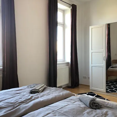Helle 4 Zimmer Familien-wohnung Mit Balkon! Schloss Schonbrunn In Gehdistanz * Vienna