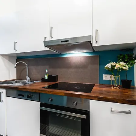 Stylish Designed In A Calm District Apartment *