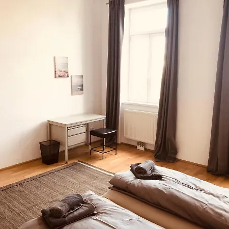 Helle 4 Zimmer Familien-wohnung Mit Balkon! Schloss Schonbrunn In Gehdistanz Vienna