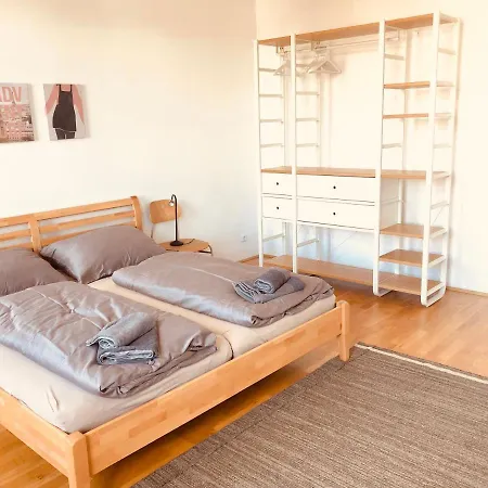 Helle 4 Zimmer Familien-wohnung Mit Balkon! Schloss Schonbrunn In Gehdistanz *