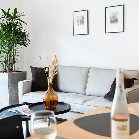 Stilvolle Mit Ruhig Gelegenem Balkon