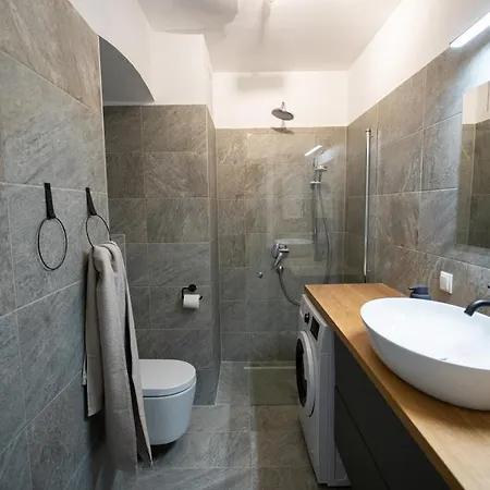 Stilvolle Mit Ruhig Gelegenem Balkon