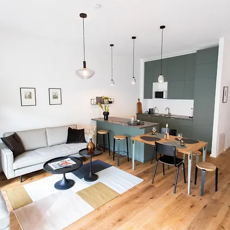Stilvolle Mit Ruhig Gelegenem Balkon アパート *