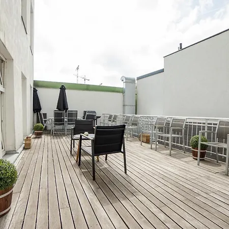 Spacious With Huge Shared Terrace And Grill Located Between Centre And Donau River *