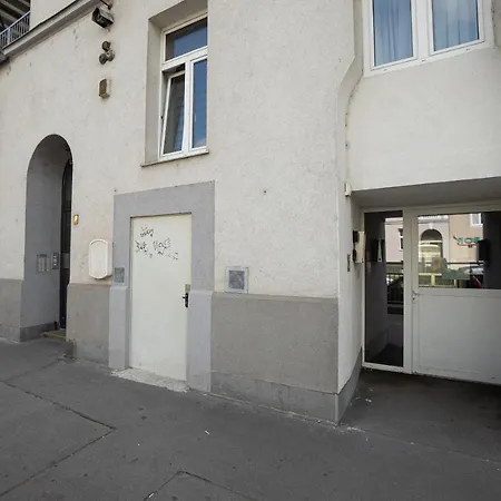 Apartment Spacious With Huge Shared Terrace And Grill Located Between Centre And Donau River *