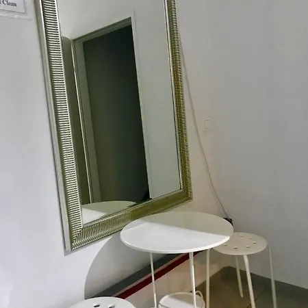 Simple Apt - 8 Bed Is Having No Kitchen