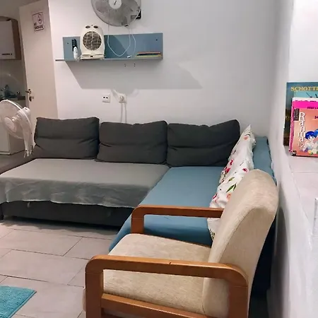 Simple Apt - 8 Bed Is Having No Kitchen *