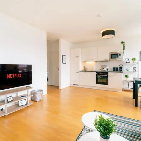 Balcony Apartment, 1 Min To Metro, Perfect For Long