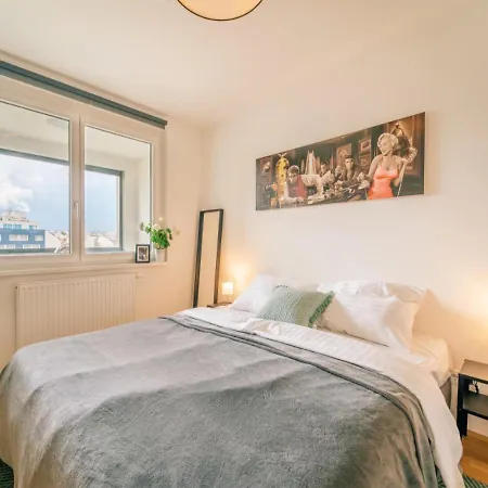 Balcony Apartment, 1 Min To Metro, Perfect For Long Apartment