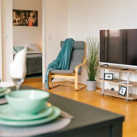 Balcony Apartment, 1 Min To Metro, Perfect For Long * Vienna