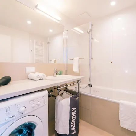 Apartment Balcony Apartment, 1 Min To Metro, Perfect For Long *