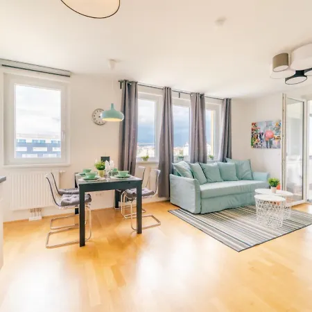 Balcony Apartment, 1 Min To Metro, Perfect For Long * Vienna