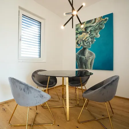 Orestaliving - Penthouse With Designer Renovation Appartement Vienne