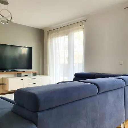 Near Lake Spacious & Furnished Beautiful Apartment *