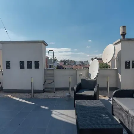 Grosse Terrasse, Klimaanlage Und U-bahn Naehe Apartment