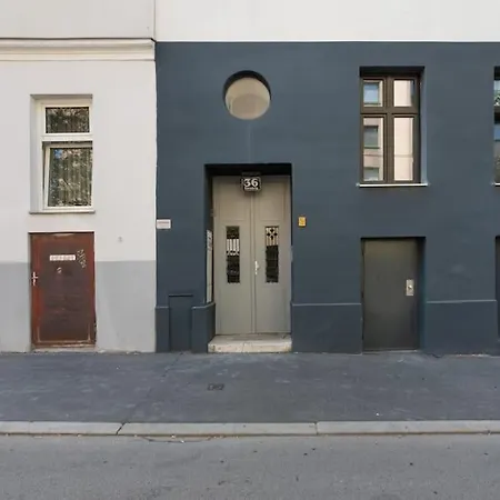 Grosse Terrasse, Klimaanlage Und U-bahn Naehe Apartment