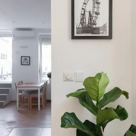 Grosse Terrasse, Klimaanlage Und U-bahn Naehe Apartment