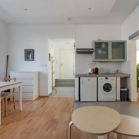 Grosse Terrasse, Klimaanlage Und U-bahn Naehe Apartment *