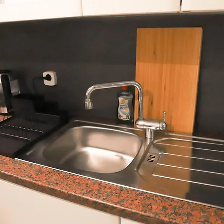 «go West» Guest Hostel