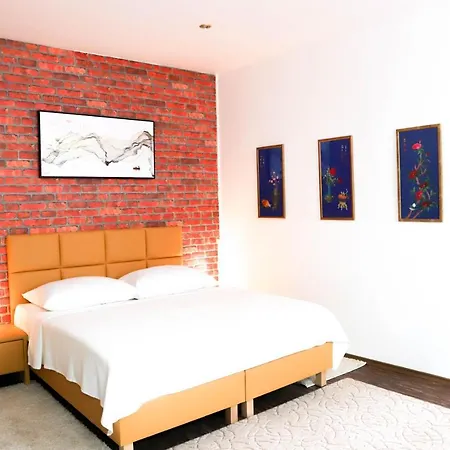 «go West» Guest Hostel *