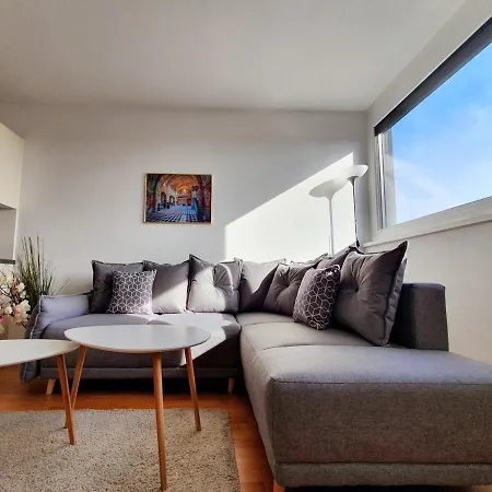 Near Lake Stylish & Fully Furnished Apartment Wien